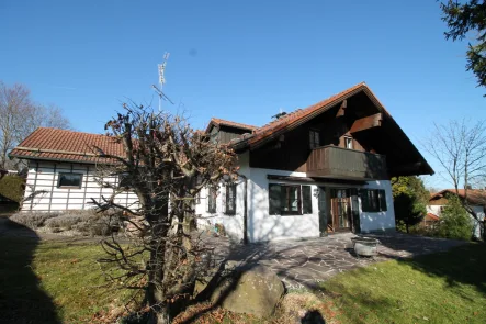 Gartenansicht - Haus mieten in Utting am Ammersee - Modernisiertes Einfamilienhaus mit Einbauküche, Einliegerwohnung und Doppelgarage