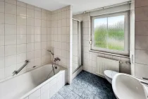 Badezimmer mit Dusche und Wanne im Obergeschoss