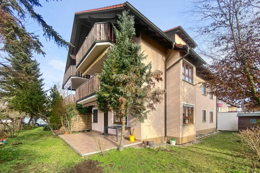 Blick auf die Wohnung mit Terrasse und Gartenanteil