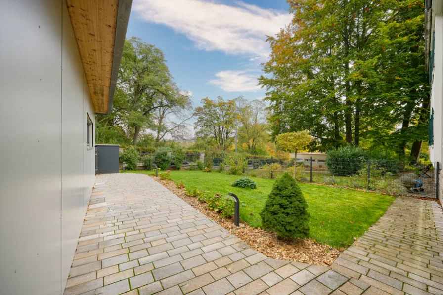 Außenbereich - Doppelgarage mit Blick zur Straße