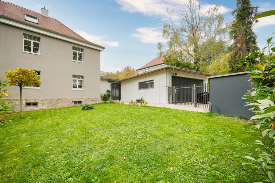 Außenansicht - Blick aus Gartenbereich zum Haus und zur Doppelgarage