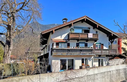 Hausansicht - Wohnung kaufen in Garmisch-Partenkirchen - Reine Kapitalanlage: Obergeschosswohnung in charmanten 3-Parteienhaus in Garmisch-Partenkirchen