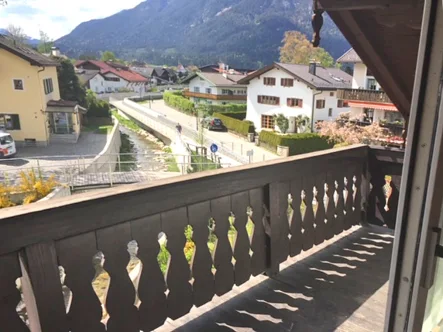 Balkon - Wohnung kaufen in Garmisch-Partenkirchen - Reine Kapitalanlage: Dachgeschosswohnung in charmanten 3-Parteienhaus in Garmisch-Partenkirchen