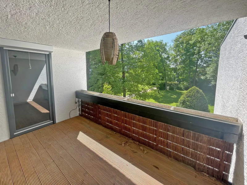 Überdachter Balkon mit Blick ins Grüne!