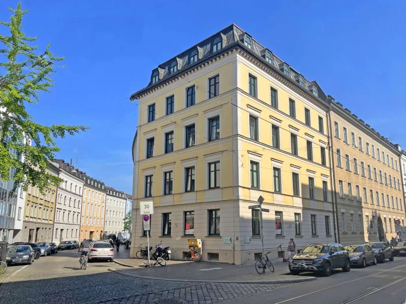 Hausansicht - Wohnung kaufen in München - Exzellente DG-Wohnung in Neurenaissance Gebäude - Juwel von 1877 im Lehel