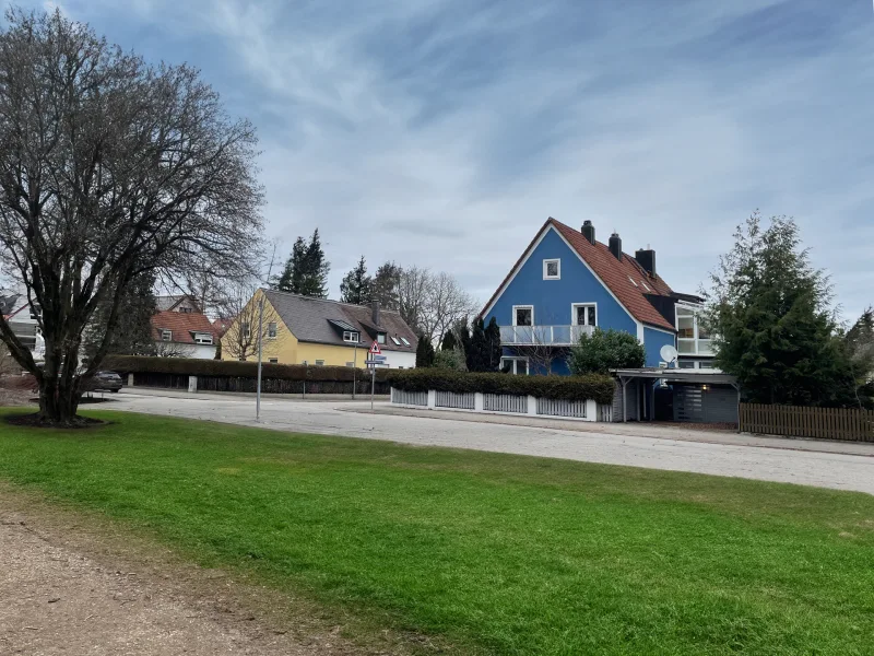  - Zinshaus/Renditeobjekt kaufen in München - Trudering am Gnadenwaldplatz: Haus mit vielen Optionen!