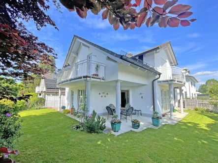 Gartenansicht - Haus kaufen in Ottobrunn - Sehr gepflegtes Einfamilienhaus mit idyllischem Garten in ruhiger Lage von Ottobrunn