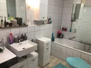 Badezimmer mit zeitlosen Fliesen