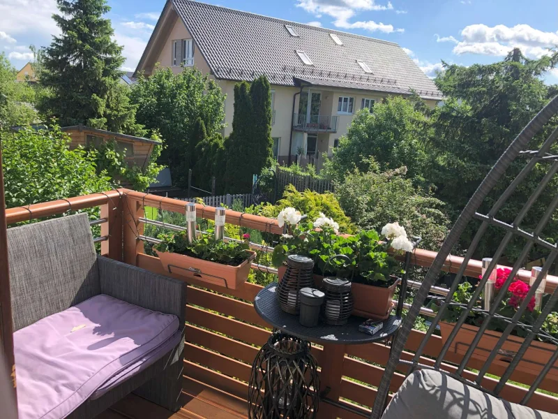 Balkon mit Aussicht auf den grünen Innenhof