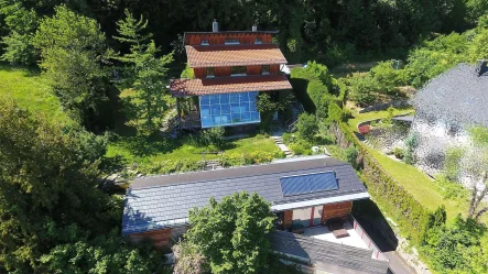 Blick auf beide Häuser - Haus kaufen in Feldafing - Im Einklang mit der Natur: 2 Architektenhäuser am Waldrand mit Bergblick in Feldafing