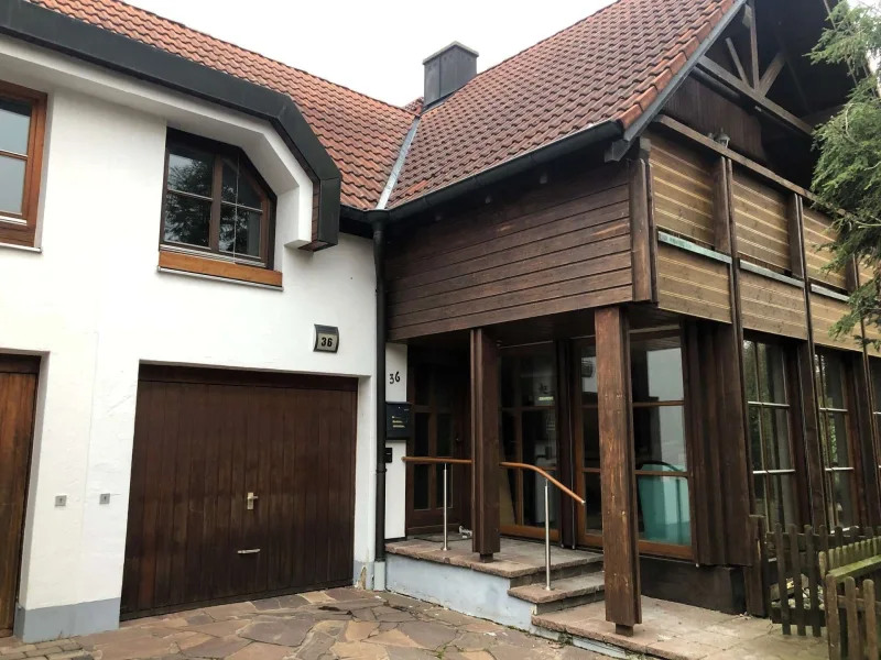 Eingangsbereich und Garage