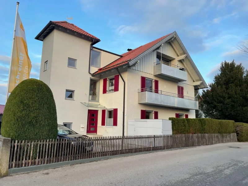 Ansicht des Hauses - Wohnung mieten in Utting am Ammersee - Charmante 2-Zimmer-Erdgeschosswohnung in Utting am Ammersee