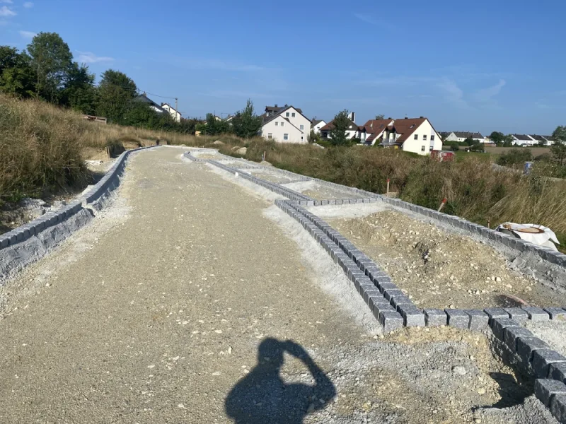 Bick in den Osten auf der Zufahrtstraße - Grundstück kaufen in Friedberg - Baugrundstück für eine Doppelhaushälfte sucht einen zweiten Bauherren.