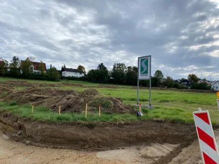 Neubau der Strasse hat begonnen - Grundstück kaufen in Friedberg - Baugrundstück für eine Doppelhaushälfte sucht einen zweiten Bauherren.