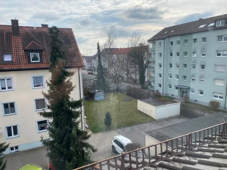 Blick vom Wohnzimmer nach draußen - Wohnung kaufen in Augsburg / Haunstetten - Solide Wohnung in verkehrsgünstiger Lage!