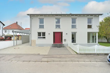 Haus von außen gerade - Haus mieten in Mering - Das aufgefrischte STADTHAUS steht wieder in neuem Glanz zur Vermietung bereit.