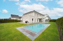 Haus mit Garten und Pool aus SW