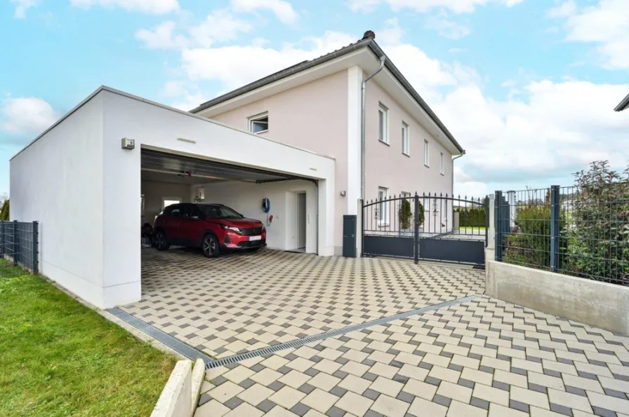 Haus mit Einfahrt und Garage