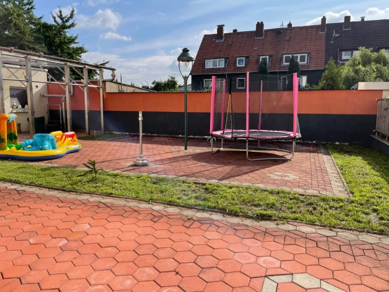 Spielplatz auf dem Grundstück