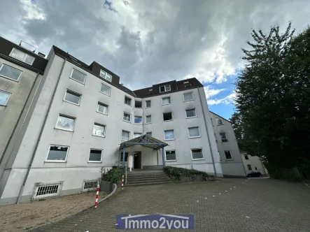 Frontansicht Apartmenthaus 121 - Wohnung kaufen in Essen - ACHTUNG: 4 einzelne Apartments mit 3 Stellplätzen. DAS GROSSE RENDITEPAKET. Pro Apartment ca. 37.750