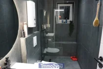 Modernes neues Badezimmer