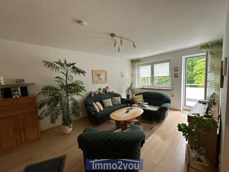 Wohnzimmer mit Balkonzugang - Wohnung kaufen in Essen - Gemütliche 2-Zi.-Eigentumswohnung mit modernisiertem Balkon und Kellerraum in gepflegter Wohnanlage