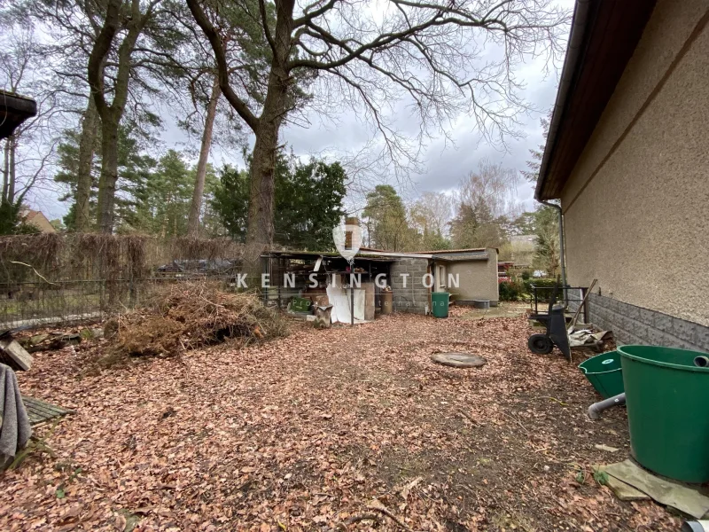 Garten mit Nebengebäuden