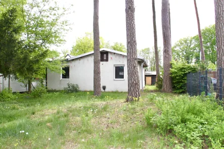 Hausansicht hinten - Haus kaufen in Zossen / Wünsdorf - Wochenendhaus auf idyllischem Grundstück in direkter Seenähe