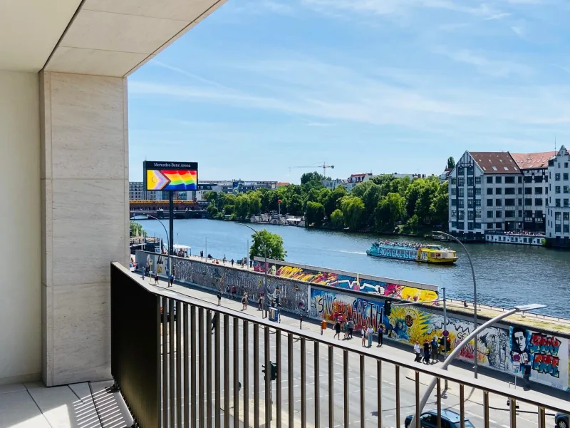 Blick auf die East-Side-Gallery - Wohnung kaufen in Berlin - 'Mehr Berlin geht nicht!' Luxuswohnung im PURE LIVING an der East Side Gallery