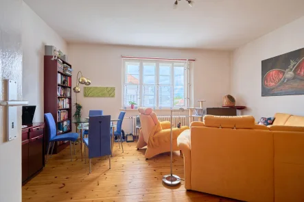 Wohnzimmer - Wohnung kaufen in Berlin - Charmante denkmalgeschützte 2-Zimmerwohnung in Berlin-Tegel