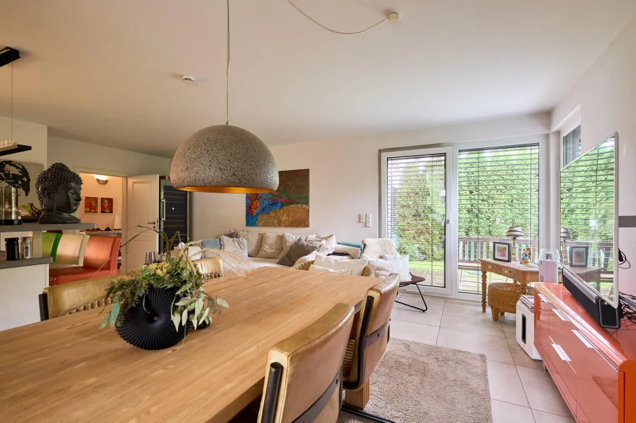 Wohnzimmer - Wohnung kaufen in Hohen Neuendorf - Moderne 4-Zimmer-Wohnung mit Garten und Terrasse – Energieeffizienz A+