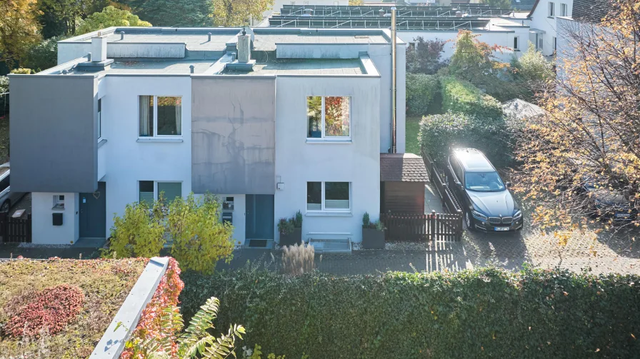 Frontalansicht - Haus kaufen in Berlin / Niederschönhausen - Doppelhaushälfte im Townhouse-Stil: Urbanes Leben in ruhiger Lage Niederschönhausens