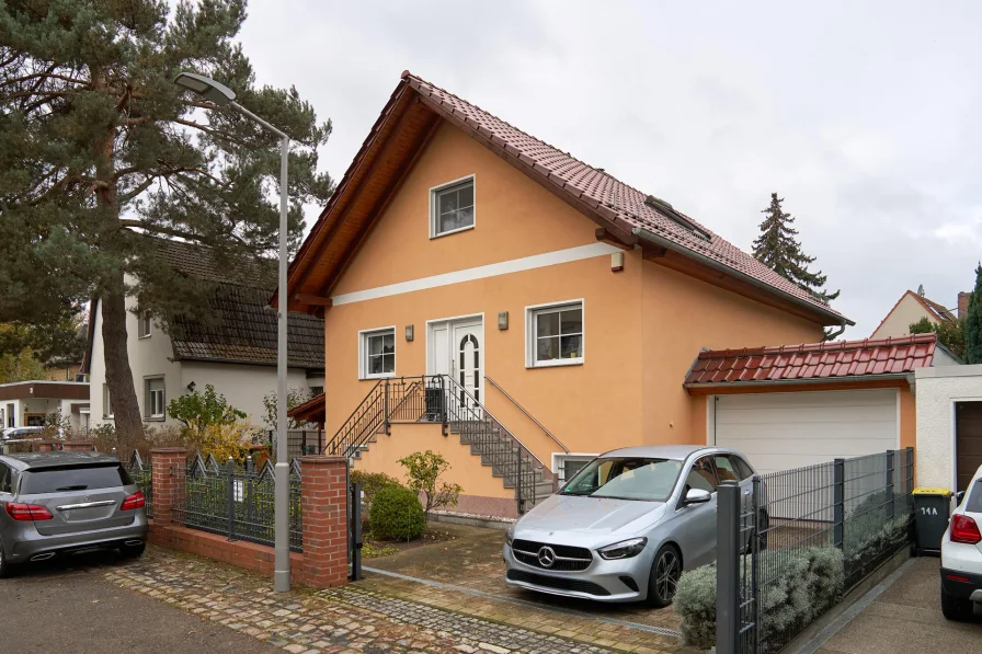 Hausansicht - Haus kaufen in Berlin / Tegel - Idyllisches Einfamilienhaus in Berlin-Tegel: Naturnah zwischen Wald und Wasser