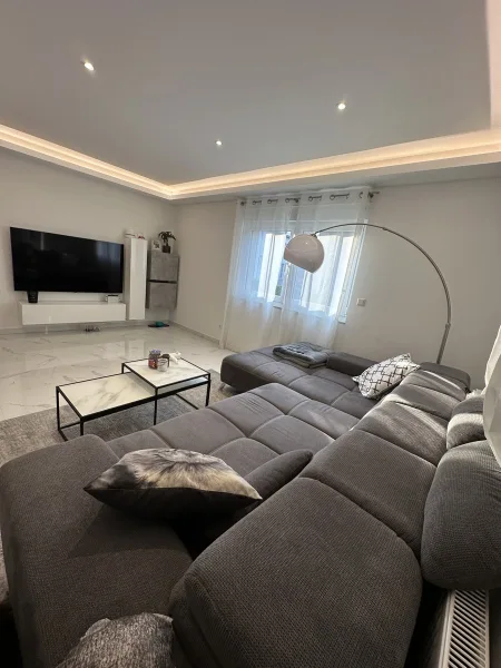 Wohnzimmer - Wohnung kaufen in Fellbach - Exklusive Investitionsmöglichkeit: Hochwertig sanierte 2-Zimmer-Wohnung in Fellbach