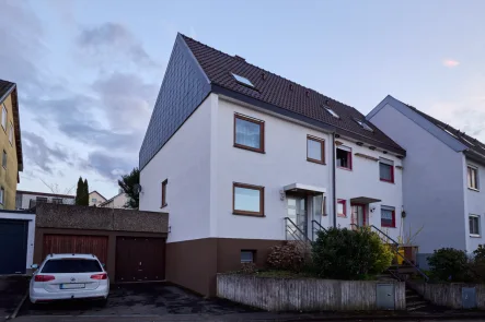 Außenansicht - Haus kaufen in Leutenbach - Zeitloses Reiheneckhaus in Weiler zum Stein mit Balkon, Terrasse und Garten