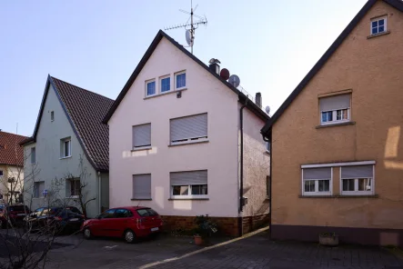 Hausansicht - Haus kaufen in Stuttgart - **Investitionschance: Mehrfamilienhaus in Stuttgart-Wangen mit stabilen Mieteinnahmen**