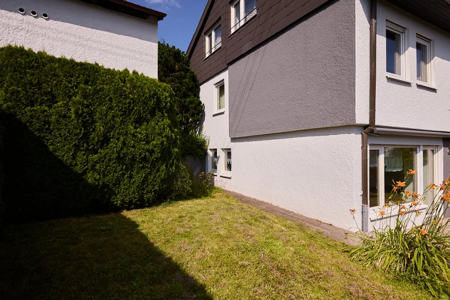 Blick in den Garten, rechts neben der Terrasse