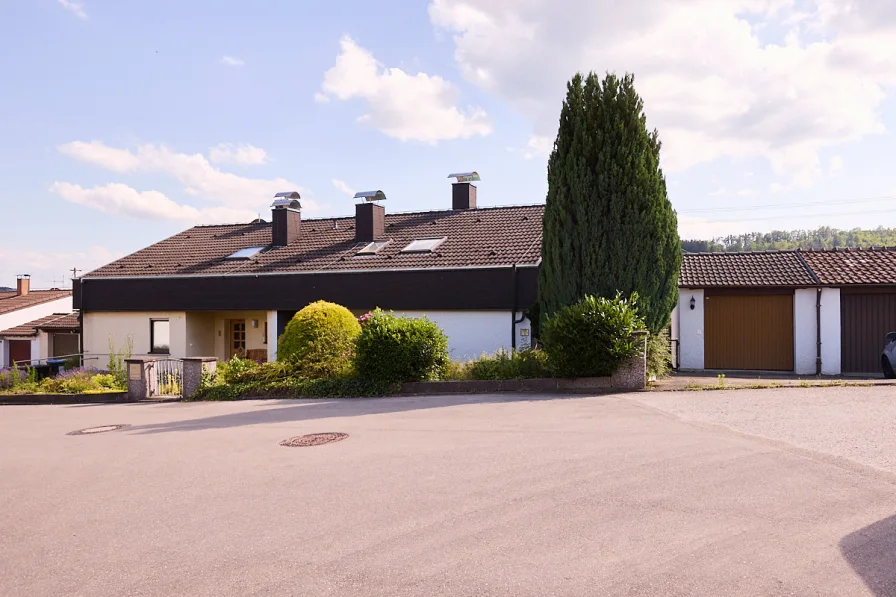 Aussenansicht mit Garage - Haus kaufen in Rudersberg - Doppelhaushälfte mit ca. 180qm, Garten und Garage zur sofortigen Übernahme in toller Lage