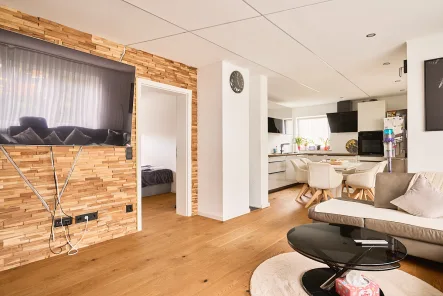 heller Wohn und Essbereich - Wohnung kaufen in Winnenden - Kernsanierte 4 Zimmer Wohnung mit Balkon und Garage in beliebter Wohnlage