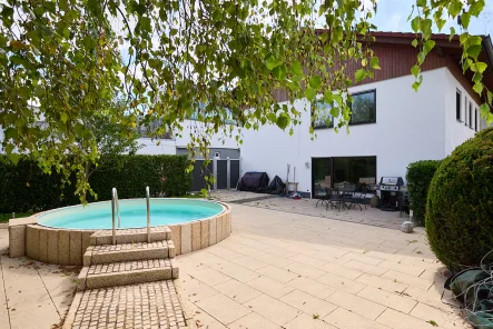 Blick zum Pool - Haus kaufen in Waiblingen / Neustadt Rems-Murr-Kreis - schickes Zweifamilienhaus mit Pool, Garten, Garage uvm. auf der Suche nach einer neuen Familie!