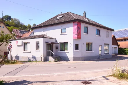 Aussenansicht - Haus kaufen in Berglen - Zweifamilienhaus mit Gaststätte und sehr viel Potential!