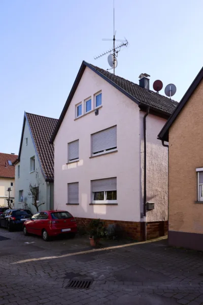 Hausansicht - Haus kaufen in Stuttgart - **Investitionschance: Mehrfamilienhaus in Stuttgart-Wangen mit stabilen Mieteinnahmen**