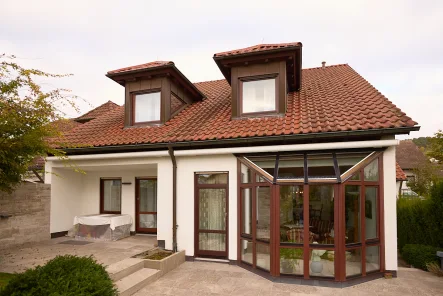 Hausansicht vom Garten  - Haus kaufen in Korb - Exklusives Einfamilienhaus in Toplage von Korb.Wohnen direkt an den Weinbergen.