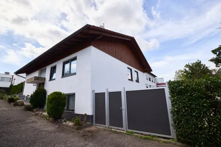 Hausansicht, weitere Ansicht - Haus kaufen in Waiblingen / Neustadt Rems-Murr-Kreis - schickes Zweifamilienhaus mit Pool, Garten, Garage uvm. auf der Suche nach einer neuen Familie!