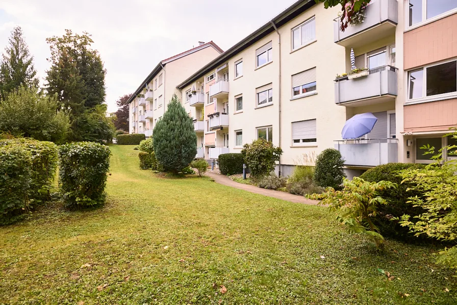 Hausansicht - Wohnung kaufen in Ludwigsburg - Modernisierte 3,5 Zimmerwohnung und sofort bezugsfrei