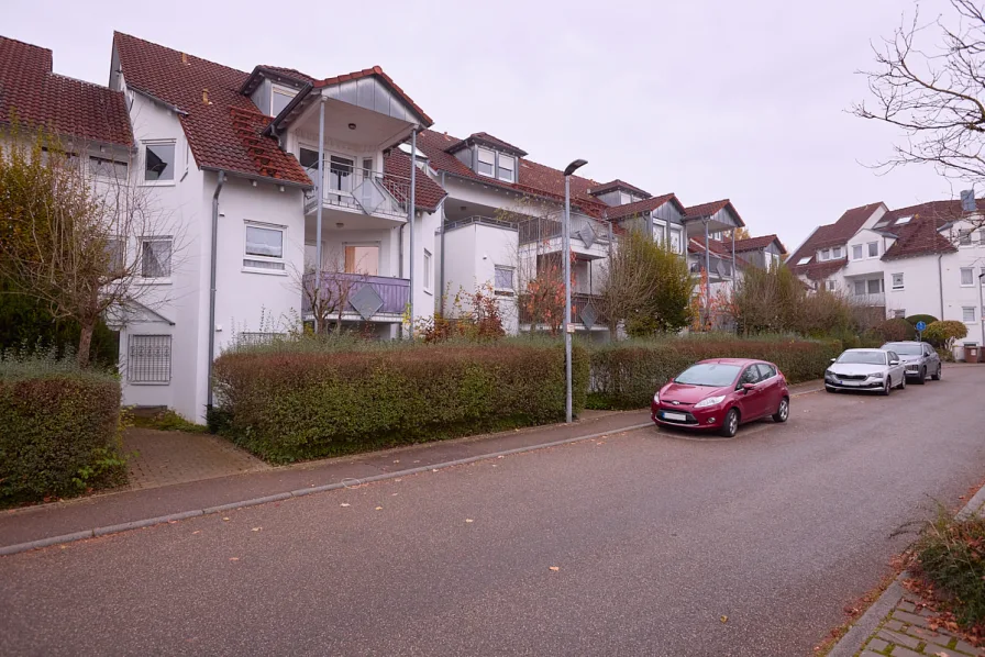 Aussenansicht  - Wohnung kaufen in Welzheim - Charmante 2-Zimmer Maisonette-Wohnung in ruhiger Lage mit Balkon und Tiefgaragenstellplatz