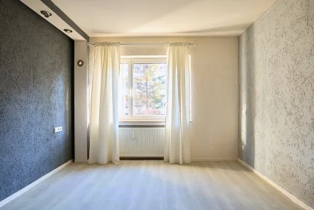 Schlafzimmer - Wohnung kaufen in Ludwigsburg - Unvermietete und sofort bezugsfreie modernisierte 3,5 Zimmerwohnung