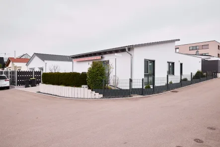 Aussenansicht  - Haus kaufen in Allmersbach im Tal - barrierefreier, moderner Bungalow in absolut gepflegtem Zustand