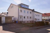 Ansicht vorne Haus mit Garage 