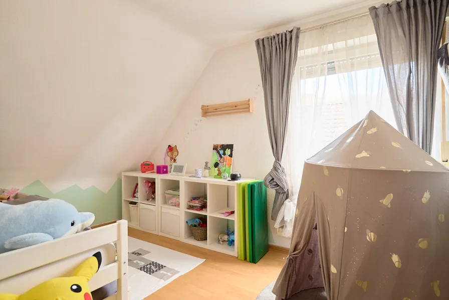 weiteres, sehr helles Kinderzimmer